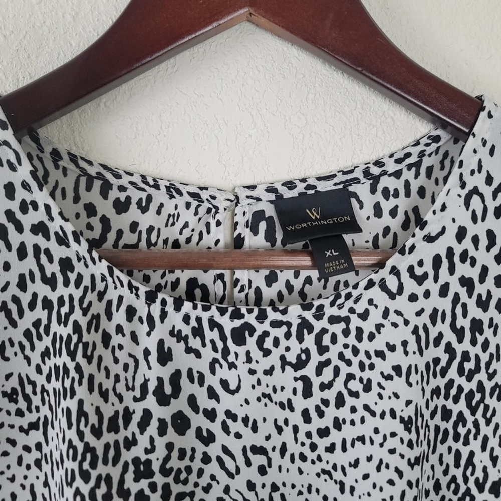 Worthington black and white leopard blouse 🖤 - Picture 4 of 9
